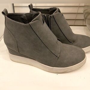 Wedge sneaker